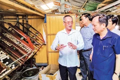 Các đồng chí lãnh đạo chủ chốt tỉnh Bạc Liêu thường xuyên kiểm tra tình hình ở các cơ sở. Ảnh: MINH ĐẠT