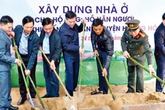 Các đại biểu tiến hành thủ tục khởi công xây nhà ở mẫu cho hộ gia đình ông Hồ Văn Ngươi ở Khối 6, thị trấn Khe Sanh, huyện Hướng Hóa (Quảng Trị).