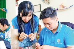 Những sản phẩm của Câu lạc bộ Sáng tạo Xanh được chế tác từ phế liệu mang thông điệp bảo vệ môi trường.