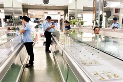Lực lượng chức năng kiểm tra cửa hàng kinh doanh vàng trên địa bàn Thành phố Hồ Chí Minh.
