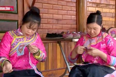Khám phá nghề làm giày thêu của người Xạ Phang