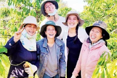 Nhóm tình nguyện viên chụp ảnh lưu niệm ở nông trại Moon's Coffee Farm.