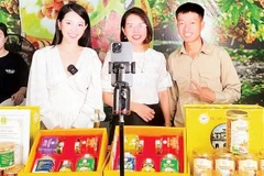 Hợp tác xã nông nghiệp xanh Phố Hiến, thành phố Hưng Yên mở kênh bán hàng trên nền tảng xã hội Facebook, Zalo... 