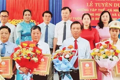 Lãnh đạo Thành ủy Bạc Liêu trao bằng tuyên dương các tập thể, cá nhân tiêu biểu của thành phố trong học tập, làm theo tư tưởng, đạo đức, phong cách Hồ Chí Minh.