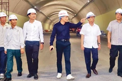 Chủ tịch Ủy ban nhân dân tỉnh Khánh Hòa Nguyễn Tấn Tuân (thứ hai từ phải sang) kiểm tra công tác chuẩn bị cho lễ khánh thành đường cao tốc Nha Trang-Cam Lâm.
