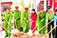 Các đại biểu khởi công bếp ăn bán trú cho Trường mầm non Tô Múa. (Ảnh PHẠM HOA)