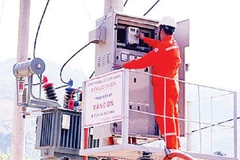 Cán bộ điện lực huyện Yên Sơn kiểm tra trạm biến áp tại thôn Vàng On, xã Trung Minh trước khi đóng điện.