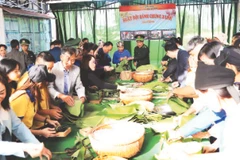 Cán bộ, chiến sĩ Bộ đội Biên phòng tỉnh Đắk Lắk và các đơn vị gói bánh chưng tặng nhân dân xã biên giới Ia Lốp đón Tết. 