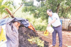 Nông dân ở Đắk Nông sử dụng phế phẩm từ sản xuất nông nghiệp để sản xuất phân bón hữu cơ vi sinh thay thế phân hóa học đem lại hiệu quả cao trong sản xuất.