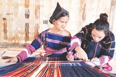 Phụ nữ Ba Na dệt vải.