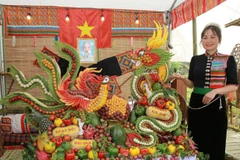 Phần thi trình bày mâm quả với tác phẩm Vĩnh Long-Tú Phượng của phường Cờ Đỏ, thị xã Mộc Châu. (Ảnh: PV)