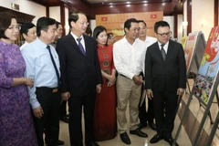 Các đại biểu tham quan triển lãm bên lề Hội thảo.