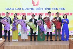 Những tấm gương điển hình tiên tiến giao lưu tại chương trình.