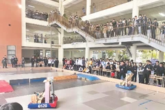 Đông đảo khán giả là học sinh, phụ huynh, thầy cô giáo cổ vũ cho hiệp đấu của hai robot FRC tự chế tại trường Amsterdam.