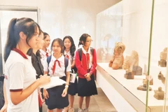 Học sinh tham quan Bảo tàng Lịch sử Thành phố Hồ Chí Minh.