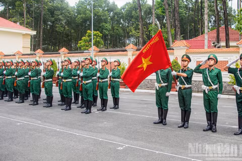 Chiến sĩ Tiểu đoàn 180, Bộ Tham mưu Quân khu 7 đang khẩn trương luyện tập đội hình tiêu binh danh dự và nghi lễ thượng cờ tại chương trình nghệ thuật “Tổ quốc trong tim”.