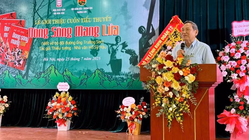 Trung tướng Phùng Khắc Đăng, nguyên Phó Chủ nhiệm Tổng cục Chính trị Quân đội nhân dân Việt Nam đã có những chia sẻ đầy xúc động về tác giả, tác phẩm.