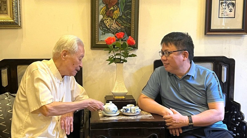 Họa sĩ Quỳnh Thơm dành nhiều thời gian trò chuyện, sưu tập. 518081170-4117372745245386-1270091824613598479-n-1-9058.jpg