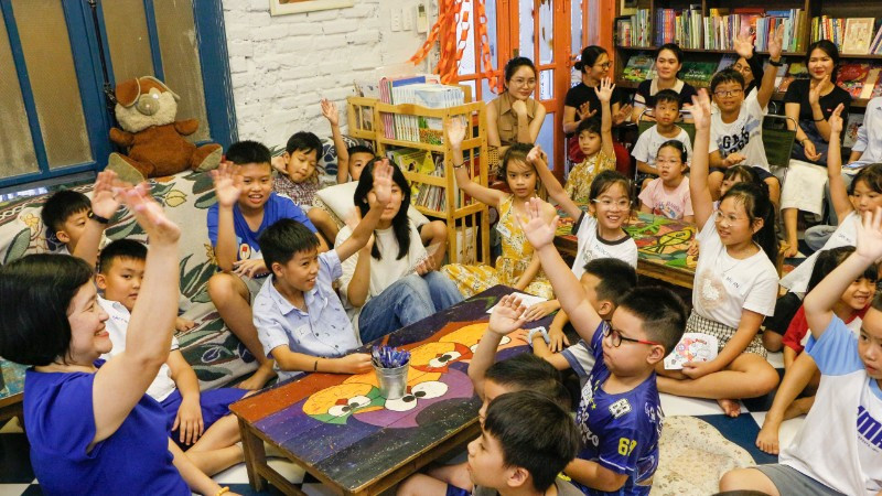 Hướng dẫn các bạn nhỏ cách đọc sách theo các thao tác tư duy. z6868799011780-6108494f58aa2fb4c2c95ff5e00a228a-7088.jpg