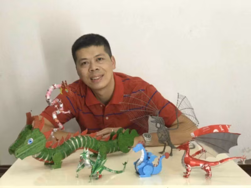 Kiến trúc sư-nhà thơ Châu An Khôi bên những món đồ chơi tự làm.