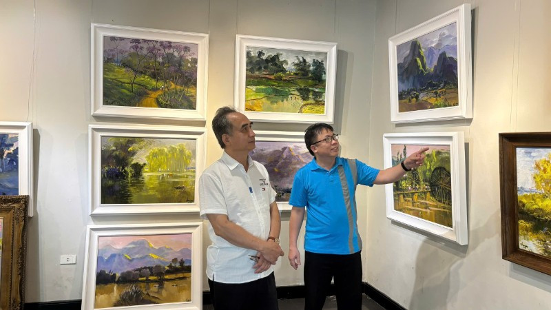 Họa sĩ Vũ Ngọc Long - Giám đốc Nhà triển lãm 16 Ngô Quyền Hà Nội trao đổi nghiệp vụ với họa sĩ Quỳnh Thơm. z6832647307723-3280f21ced0b45c2b342db281dbb7435-6471.jpg