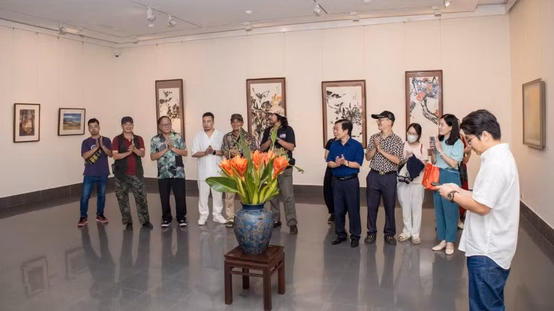 Các họa sĩ tại khai mạc triển lãm "Chạm giao mùa, giữ khoảnh khắc".
