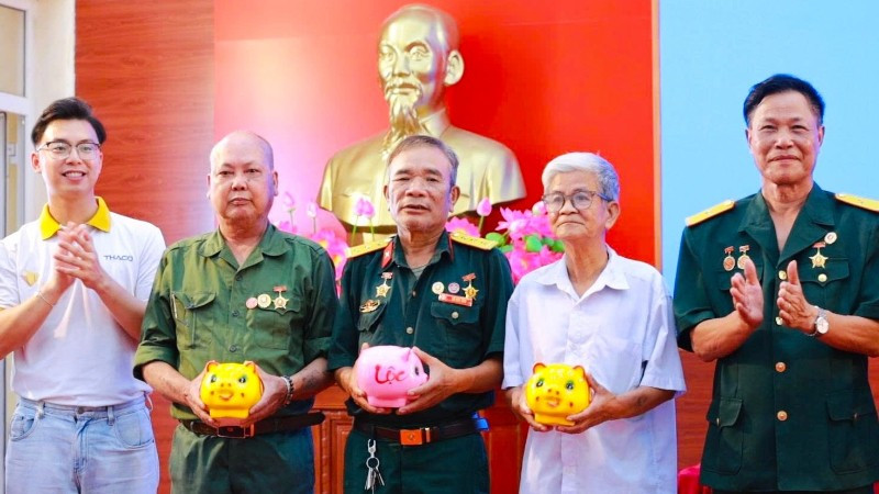 Trao tặng lợn đất tiết kiệm cho các cựu chiến binh và gia đình người có công. img-1501-9699.jpg