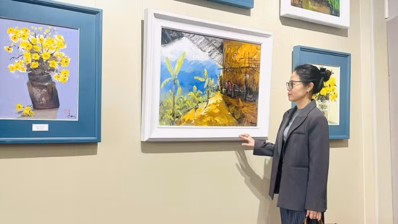 Tác phẩm tranh phong cảnh và hoa Tết của Quỳnh Thơm được nhiều nhà sưu tập quan tâm.