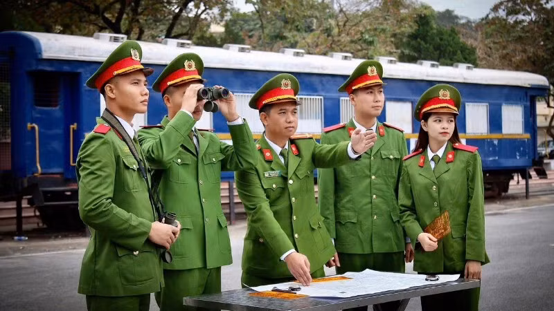 Thầy và trò Trường Cao đẳng Cảnh sát nhân dân I trong giờ lên lớp ngoài thao trường.