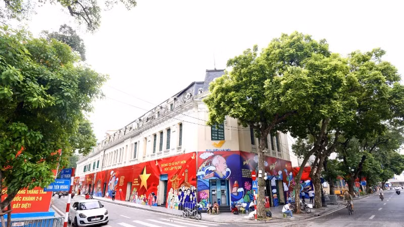 Địa chỉ số 8 Lê Thạch (Hà Nội) đã được trang hoàng rực rỡ chào mừng Quốc khánh 2/9. 