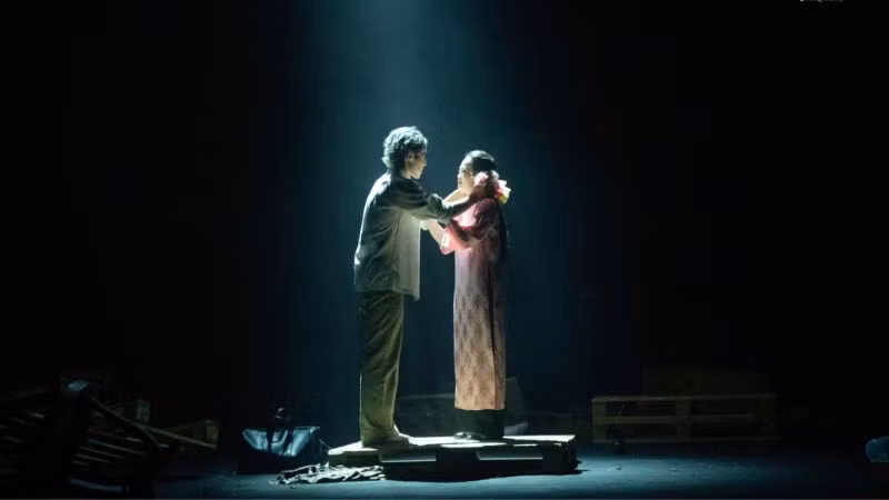 Một cảnh trong vở kịch "Ngày mai trời lại sáng" của sân khấu LucTeam.