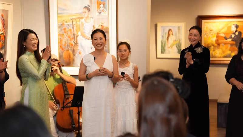 Họa sĩ Nguyễn Thu Hà (thứ hai từ trái qua) tại triển lãm.