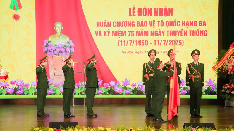 Lễ đón nhận Huân chương Bảo vệ Tổ quốc hạng Ba diễn ra trong không khí trang trọng. z6793277585048-117ad7eaa59ab5a6915a6b2d74c5da80-2085.jpg