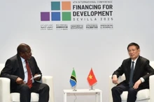 Phó Thủ tướng Chính phủ Hồ Đức Phớc gặp Phó Tổng thống Tanzania Philip Isdor Mpango. (Ảnh: Bộ Ngoại giao)