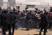 Cảnh sát cố gắng giải tán người biểu tình tại Los Angeles, bang California, ngày 8/6/2025. (Ảnh: Tân Hoa xã)