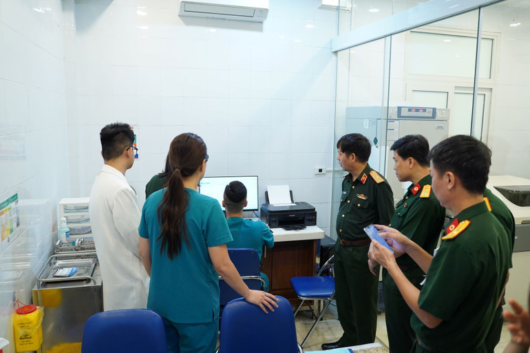 Đoàn thẩm định kiểm tra hoạt động của Phòng xét nghiệm nhập kết quả cho bệnh án điện tử. 2.jpg