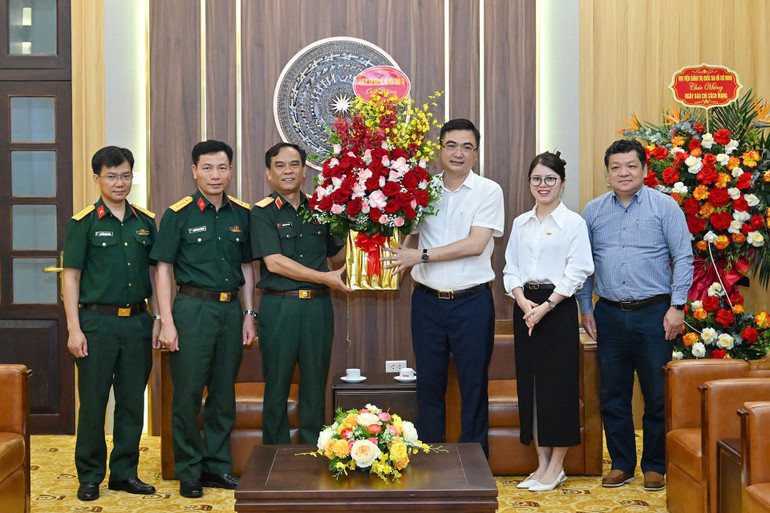 Đoàn đại biểu Học viện Chính trị (Bộ Quốc phòng) do Thiếu tướng Nguyễn Bá Hùng, Bí thư Đảng ủy, Chính ủy Học viện Chính trị làm trưởng đoàn đã tới thăm, chúc mừng Báo Nhân Dân. (Ảnh: THỦY NGUYÊN) hoc-vien-ct-1.jpg