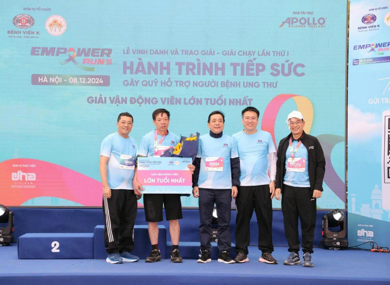 Ông Nguyễn Tiến Phúc đoạt Giải “Vận động viên lớn tuổi nhất đoạt thành tích xuất sắc” tại Giải chạy "Hành trình tiếp sức” 2024. bao-ve-trao-giai-chay.jpg