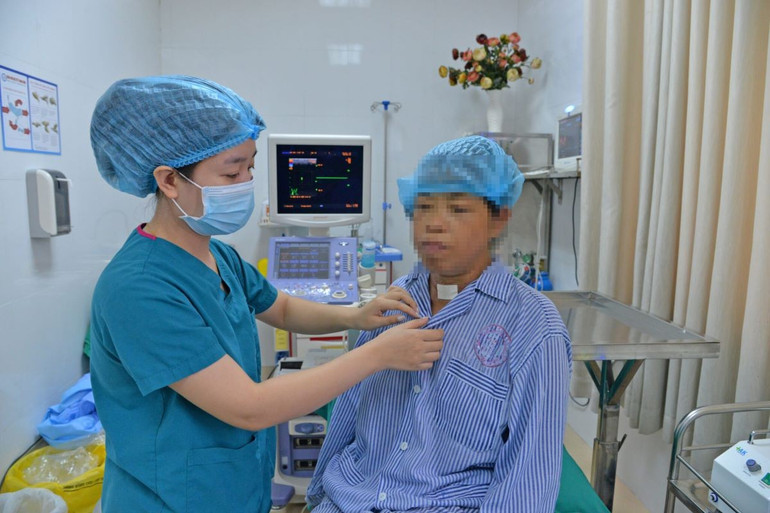 Người bệnh tỉnh táo sau khi đốt sóng cao tần tuyến cận giáp. nguoi-benh-dot-song-cao-tan-nt.jpg
