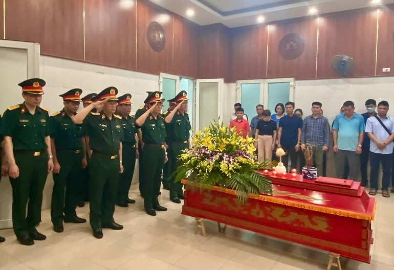 Cán bộ, giảng viên, nhân viên, chiến sĩ của Học viện Quân y và đại diện gia đình dành một phút mặc niệm ông Vũ Văn Lành. mac-niem-1.jpg
