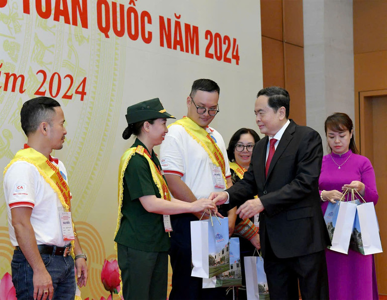 Trung tá, Quân nhân chuyên nghiệp Lê Thị Huế (thứ 3 từ phải sang) nhận quà tặng từ Chủ tịch Quốc hội Trần Thanh Mẫn tại sự kiện Chủ tịch Quốc hội gặp mặt người hiến máu tình nguyện tiêu biểu toàn quốc năm 2024. hues.jpg