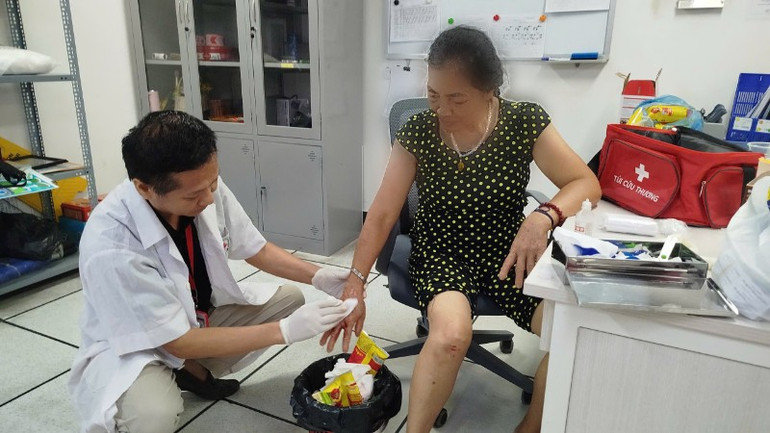 Mme L., résidant à Ha Dong (Hanoï), a reçu les premiers soins à temps à la gare de Van Quan, à Hanoï, dans l'après-midi du 24 août 2025. nhan-dao-3-609.jpg