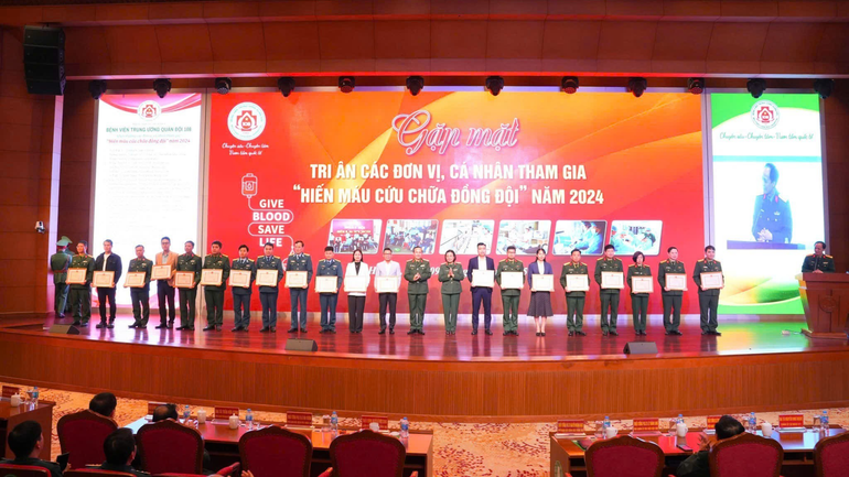 Bệnh viện Trung ương Quân đội 108 tổ chức gặp mặt tri ân các đơn vị, cá nhân tham gia “Hiến máu cứu chữa đồng đội”, năm 2024. dong-doi-7-3782.png