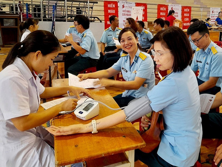 Cán bộ, chiến sĩ Trường Sĩ quan Không quân, Quân chủng Phòng không-Không quân được kiểm tra sàng lọc trước khi lấy máu tại Chương trình “Hành trình Đỏ” hiến máu tình nguyện, năm 2024. dong-doi-3.jpg