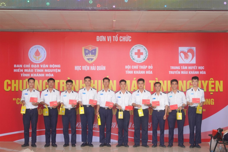 Học viện Hải quân, Quân chủng Hải quân trao giấy chứng nhận tham gia hiến máu tình nguyện cho các học viên, năm 2025. dong-doi-4.jpg