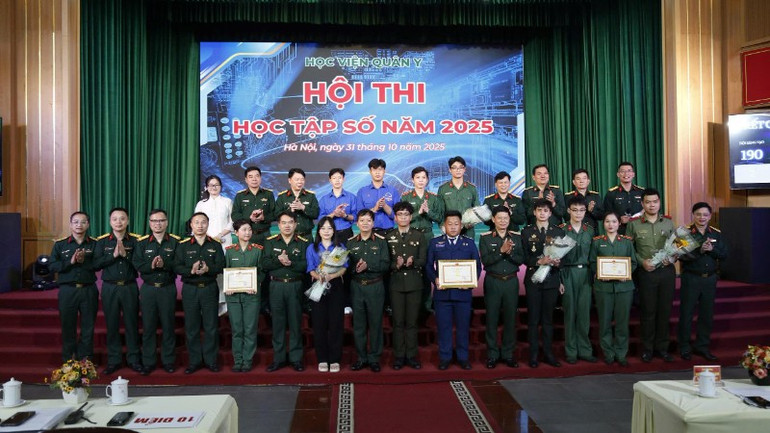 As equipes participantes tiram fotos com a Comissão Organizadora e o Júri do concurso. chup-anhd-4071.jpg