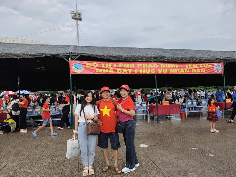 Vượt hơn 300 km để đi xuống Hà Nội xem chương trình Tổng duyệt, anh Nghiêm Quang Diễn đến từ xã Lục Yên tỉnh Lào Cai và gia đình đã đứng đợi từ đêm hôm qua tại Sân vân động quốc gia Mỹ Đình để đón xem nghi thức bắn đại bác. Anh Diễn cho biết cảm giác rất sung sướng, tự hào khi được chứng kiến trực tiếp màn nghi thức bắn đại bác chào mừng Lễ kỷ niệm Quốc khánh 2/9. thinh-111.jpg