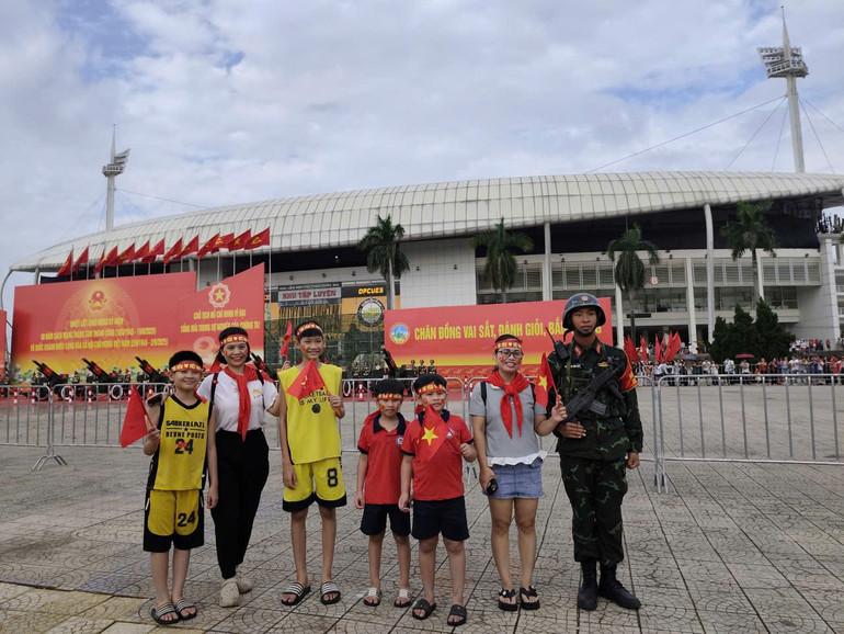 Người dân vui vẻ chụp ảnh bên cạnh chiến sĩ Pháo binh. thinh-222.jpg