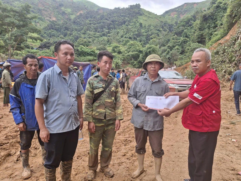Đại diện Hội Chữ thập đỏ tỉnh Điện Biên trao hàng cứu trợ cho người dân. hoi-ctd-1.jpg