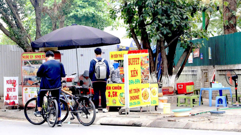 Okulların çevresindeki sokak yemekleri, okul gıda güvenliğinin sağlanması açısından büyük bir zorluk teşkil ediyor. ndo_br_xien-que-gan-truong-hoc.jpg